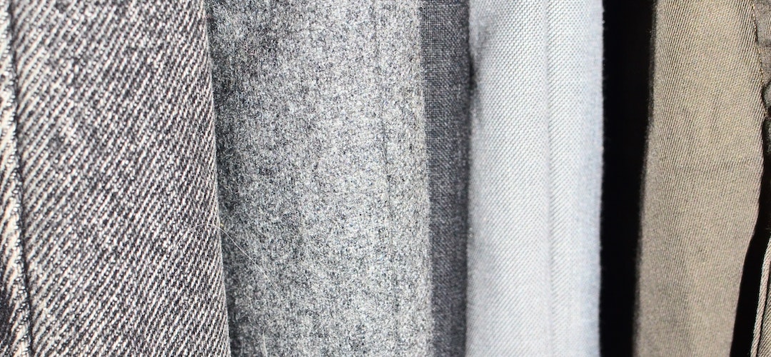 Alasan Celana Chino Menggunakan Bahan Twill